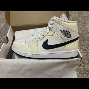 air Jordan 1 coconut milk/ yellow size 6.5W